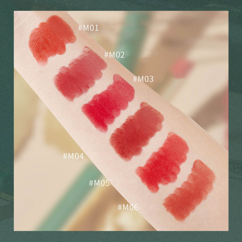 Rouge à lèvres mat et soyeux à style vintage